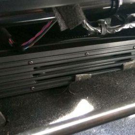 Renault Megane 3: aktivni nizkotonec pod sedežem 6