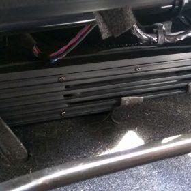 Renault Megane 3: aktivni nizkotonec pod sedežem 5