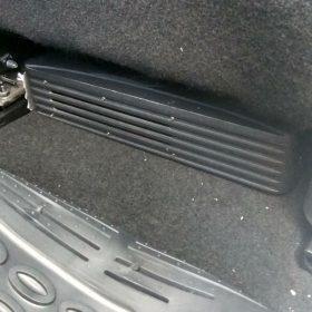 Renault Megane 3: aktivni nizkotonec pod sedežem 4