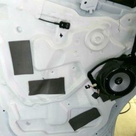 Renault Trafic: Zvočniki, 4-kanalni ojačevalec in woofer 4