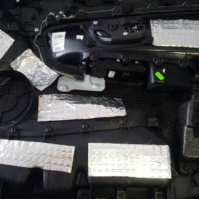 Kia Cee'd: Zvočniki, izolacija in aktivni nizkotonec 8