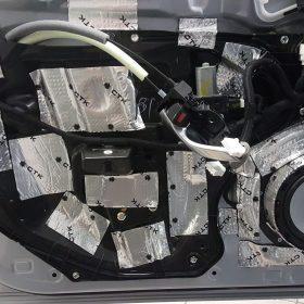 Mazda 3: Helix zvočniki spredaj, izolacija vseh vrat 4