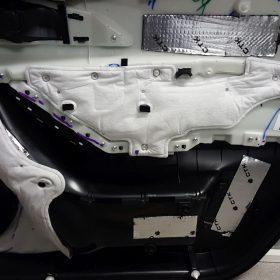 Mazda 3: Helix zvočniki spredaj, izolacija vseh vrat 5
