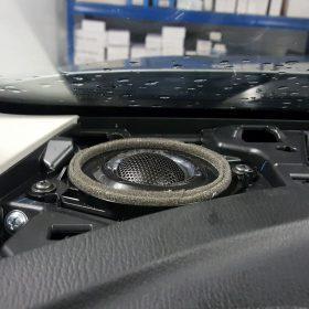 Mazda 3: Helix zvočniki spredaj, izolacija vseh vrat 9