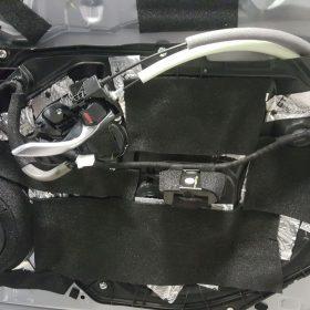 Mazda 3: Helix zvočniki spredaj, izolacija vseh vrat 13