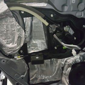 Mazda 3: Helix zvočniki spredaj, izolacija vseh vrat 18