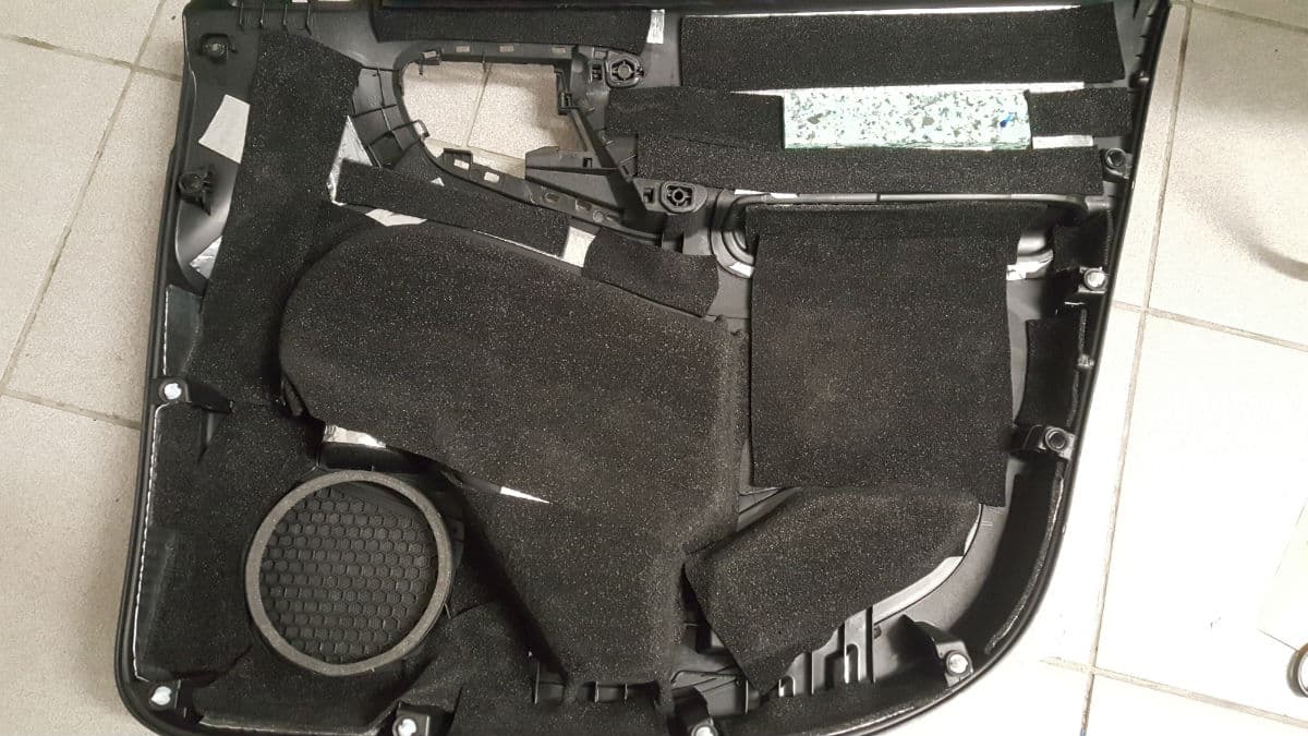 Citroen Berlingo: menjava zvočnikov in izolacija 9