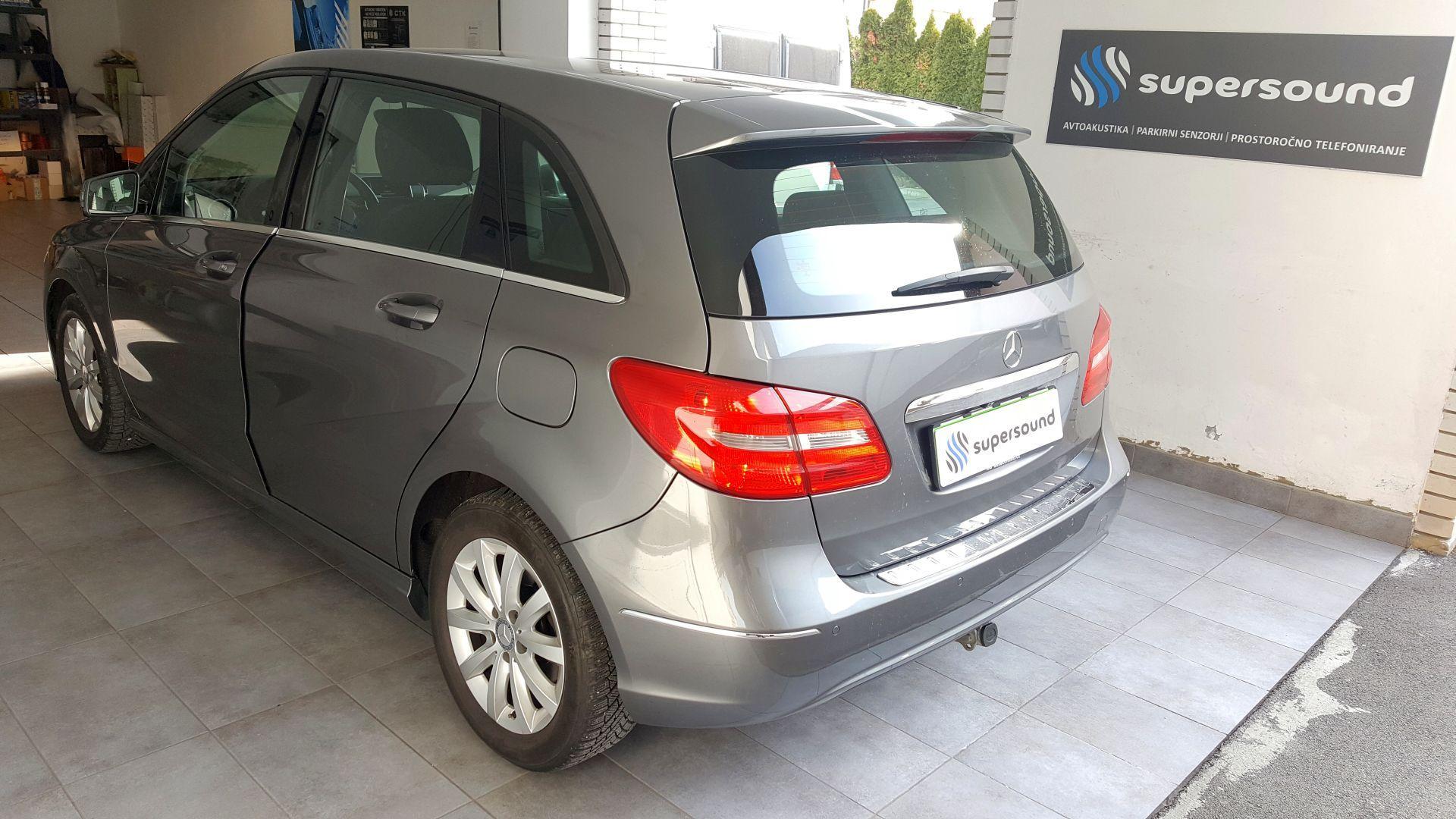 Mercedes B: kamera spredaj in zadaj + MirrorLink 4