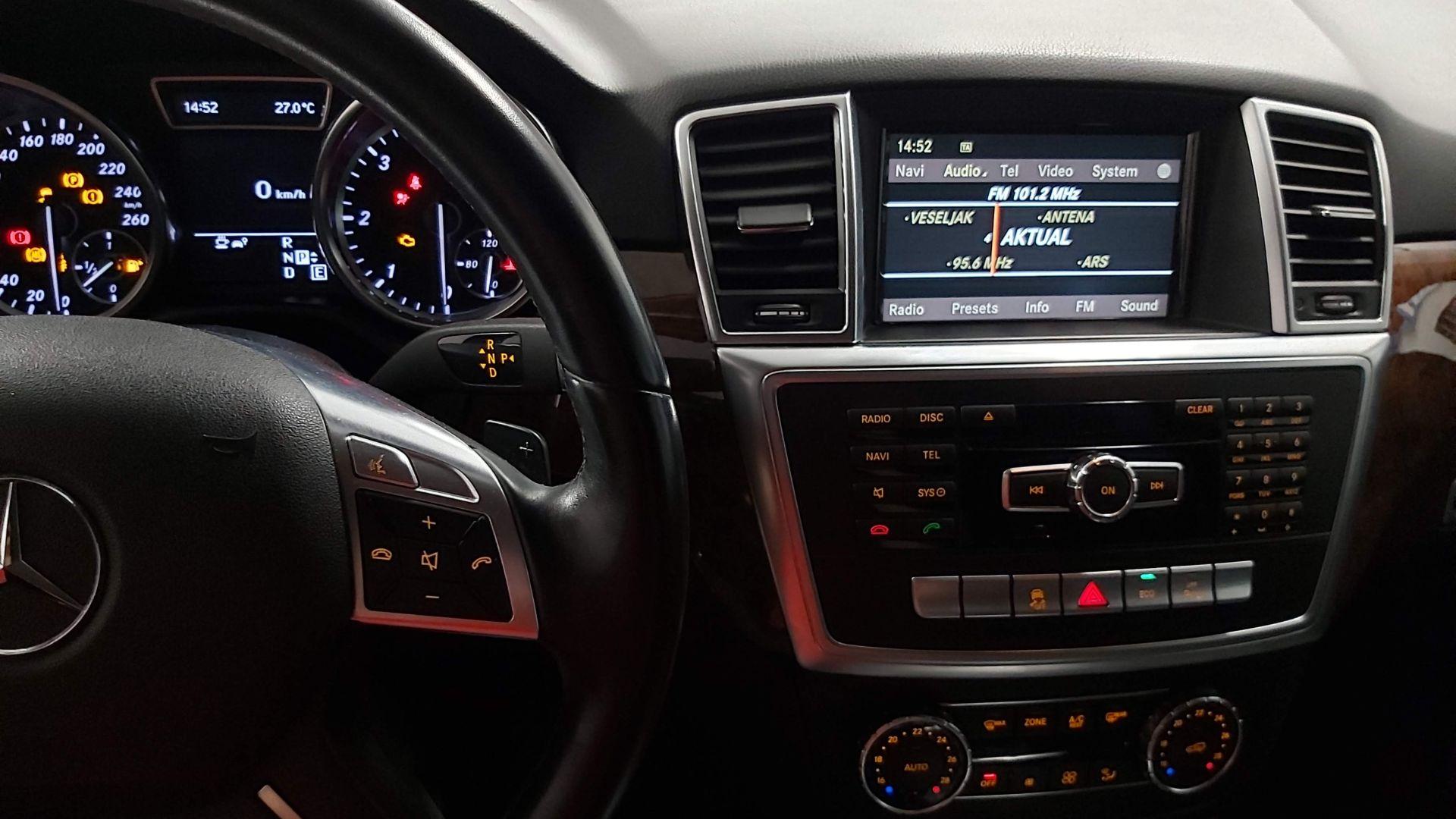 Mercedes ML (W166): vgradnja sprednje in zadnje kamere 8