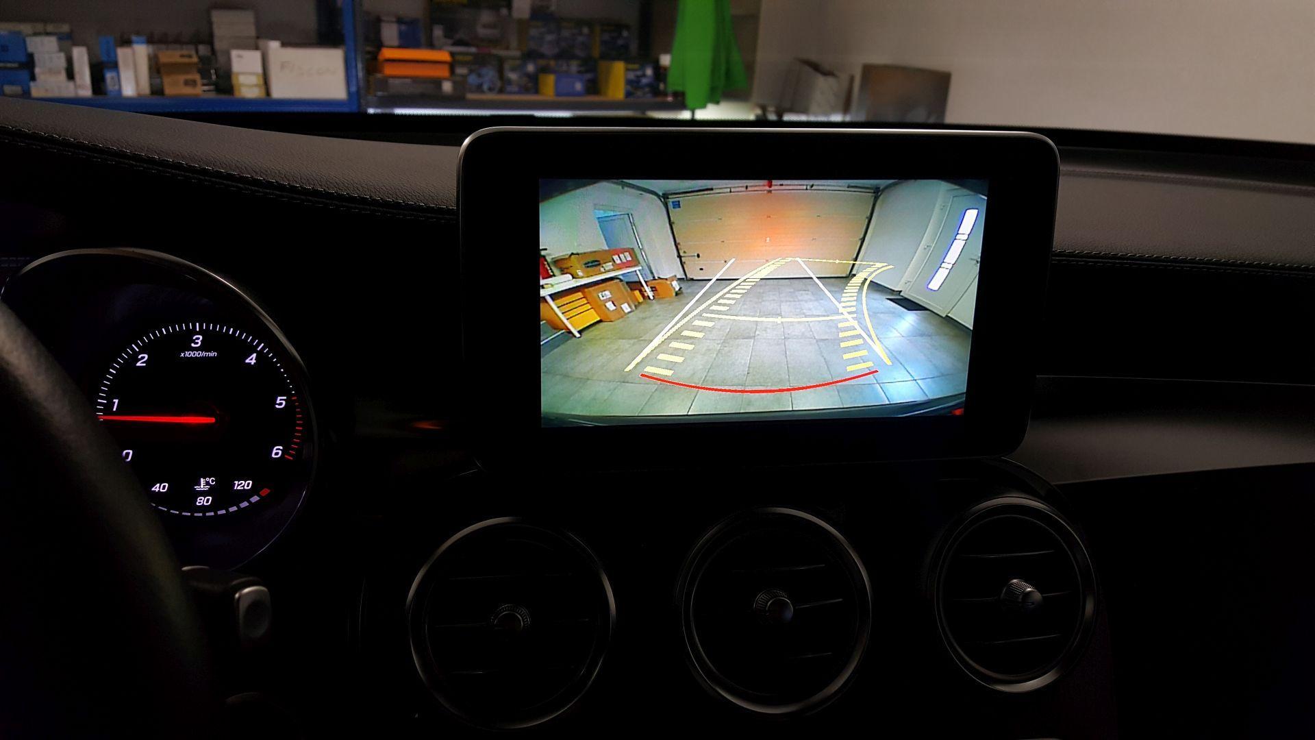 Mercedes GLC: vzvratna kamera na originalni radio 8