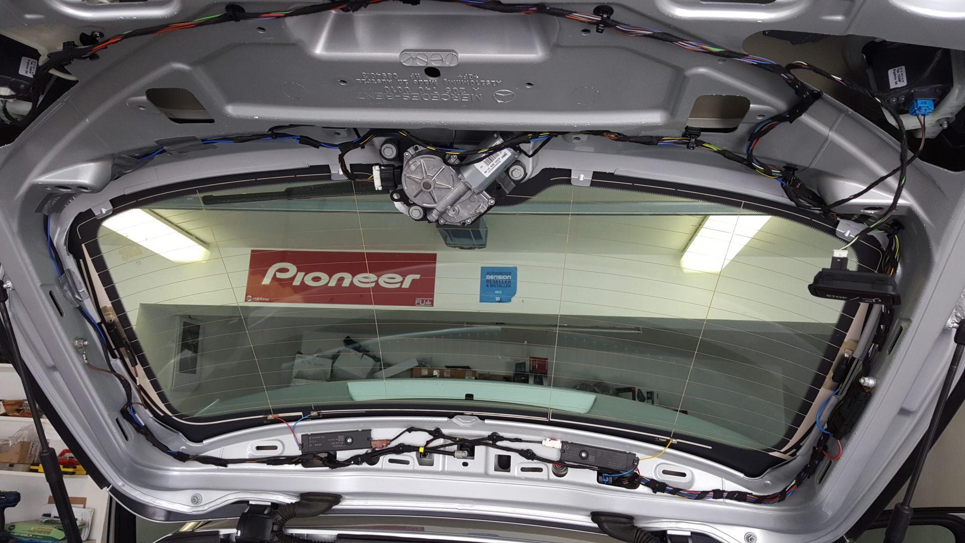 Mercedes C: vzvratna kamera na OEM zaslonu 2