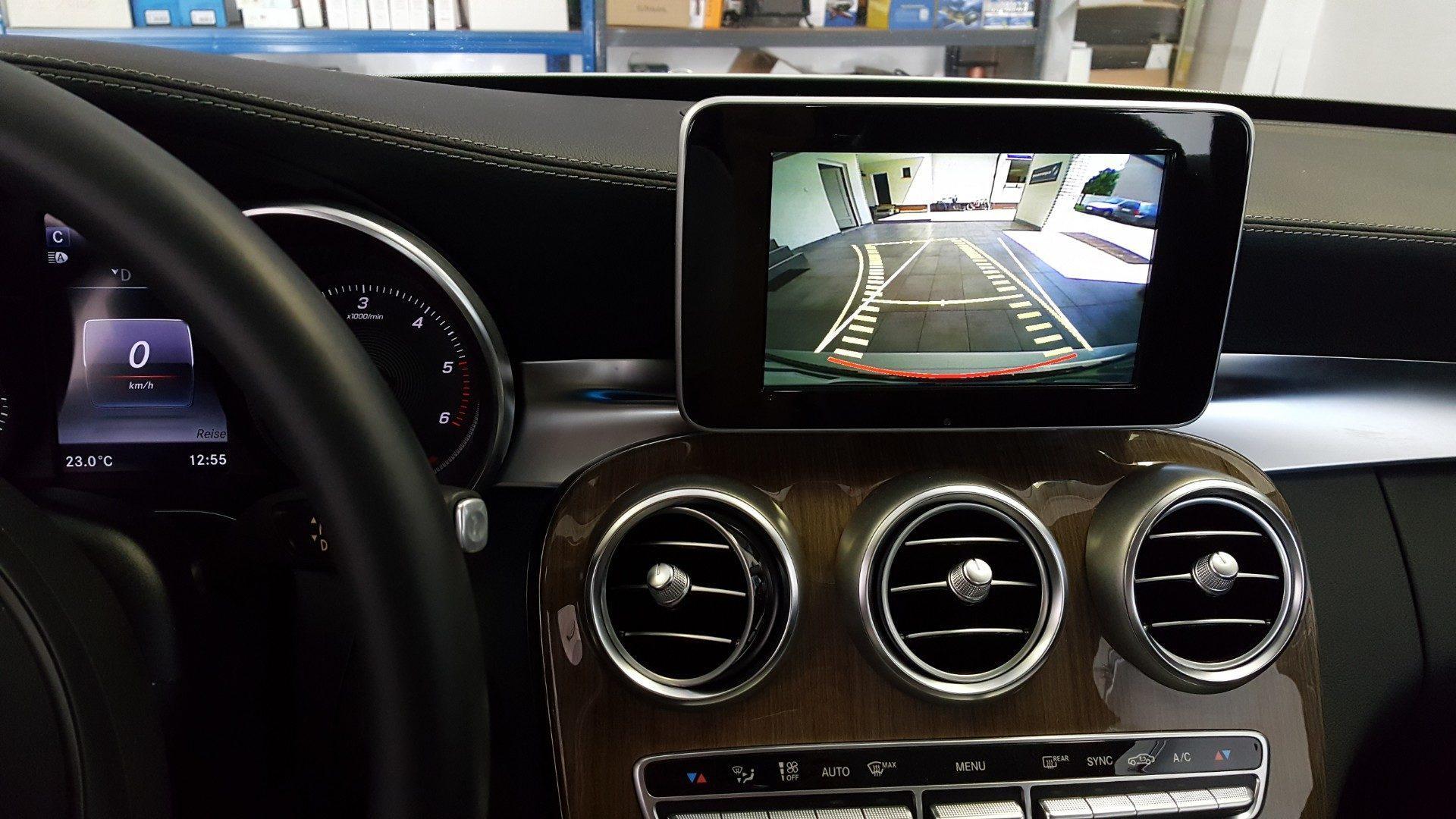 Mercedes C: vzvratna kamera na OEM zaslonu 5