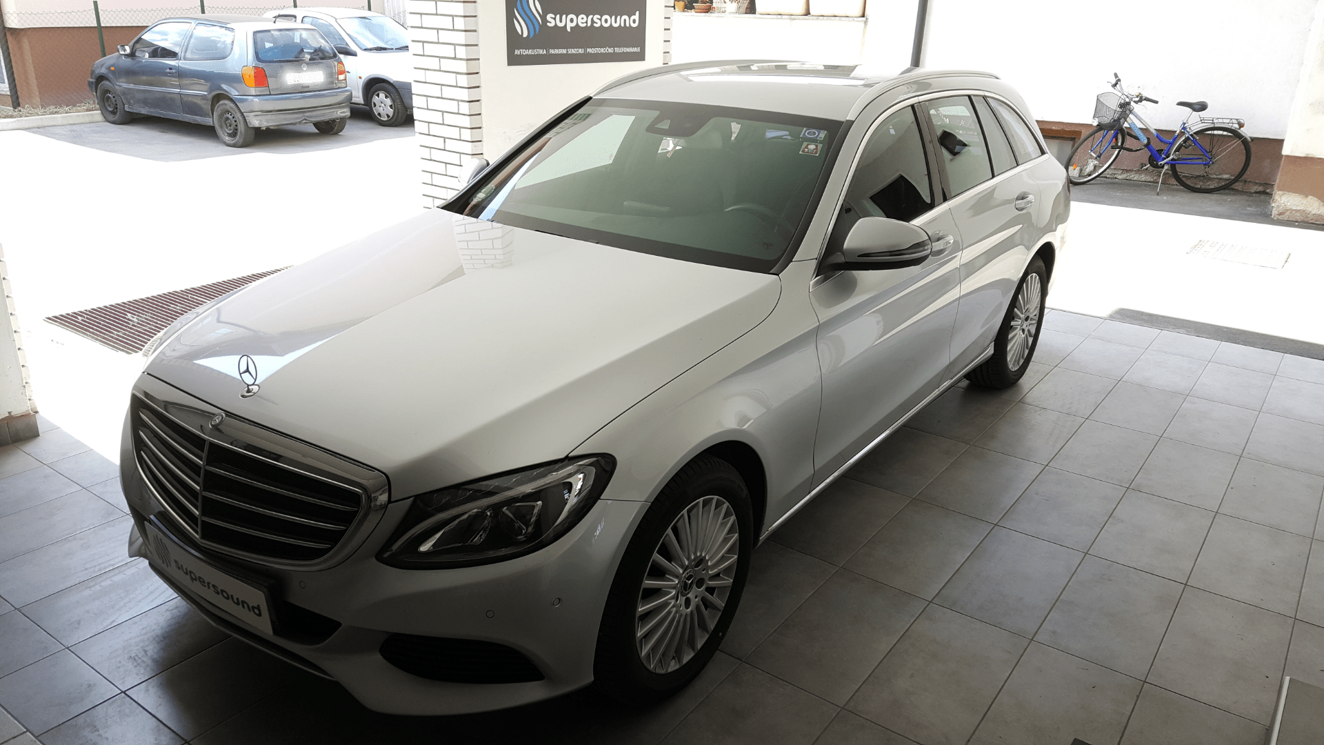 Mercedes C: vzvratna kamera na OEM zaslonu 6