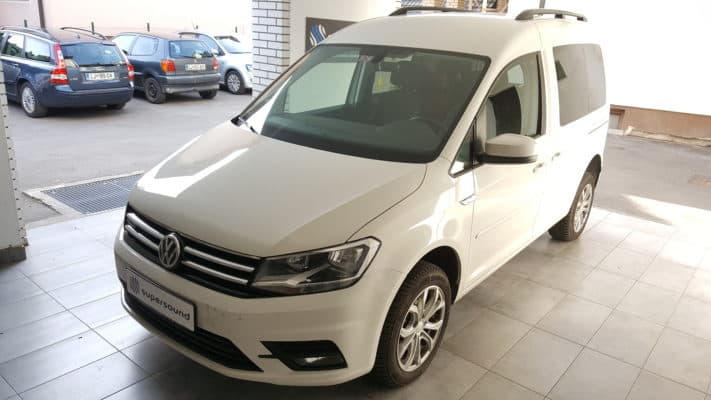 VW Caddy (2018): vzvratna kamera na OEM zaslonu 6