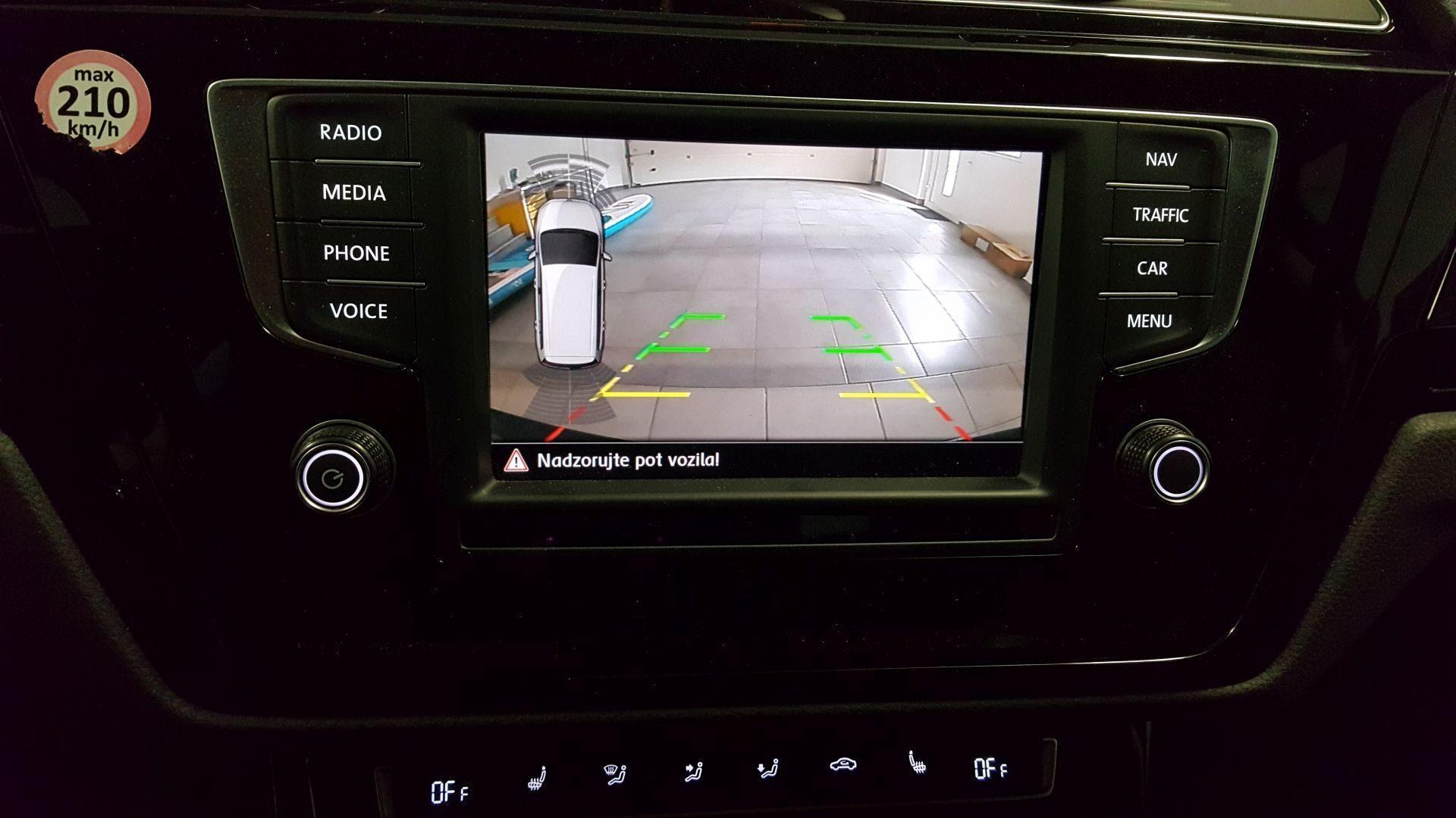 VW Touran: OEM kamera na radio 8