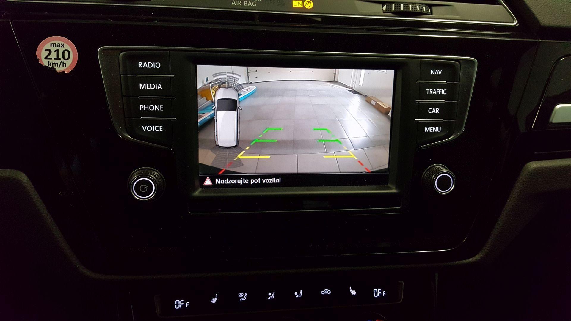 VW Touran: OEM kamera na radio 5