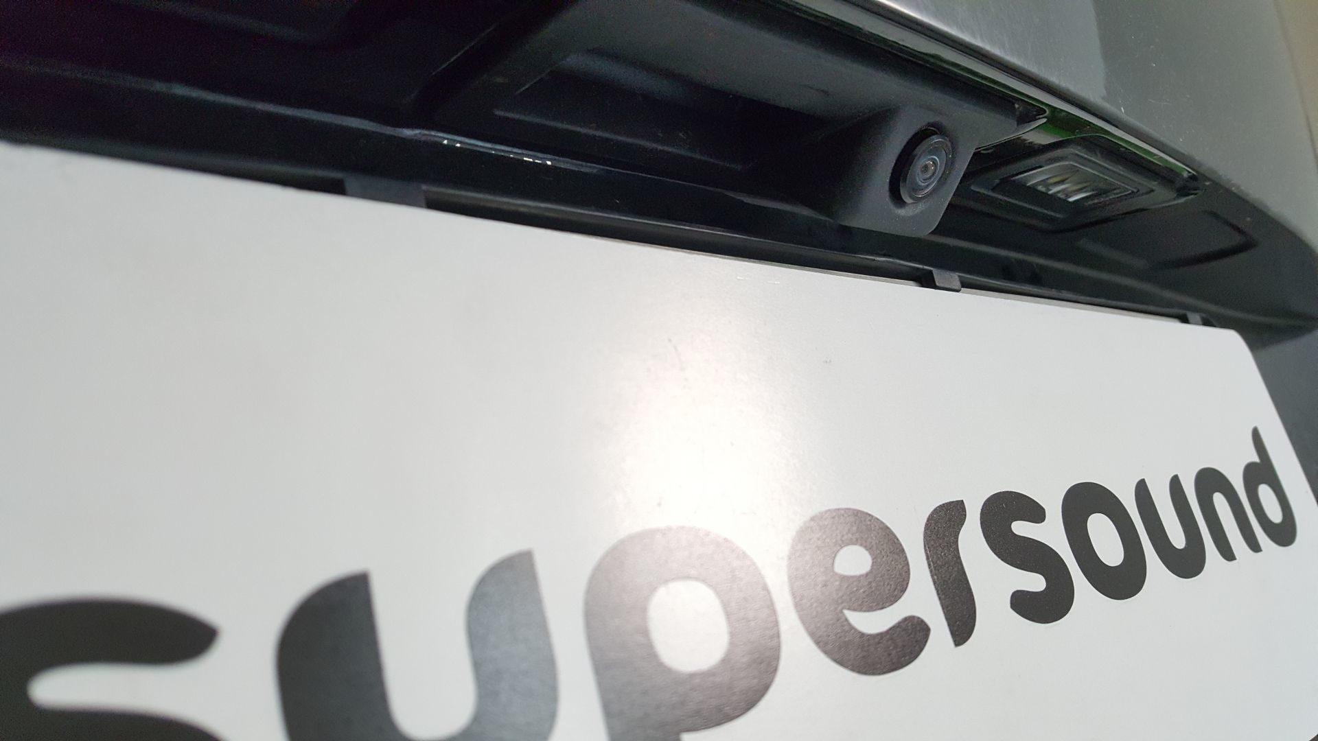 VW Touran: OEM kamera na radio 3