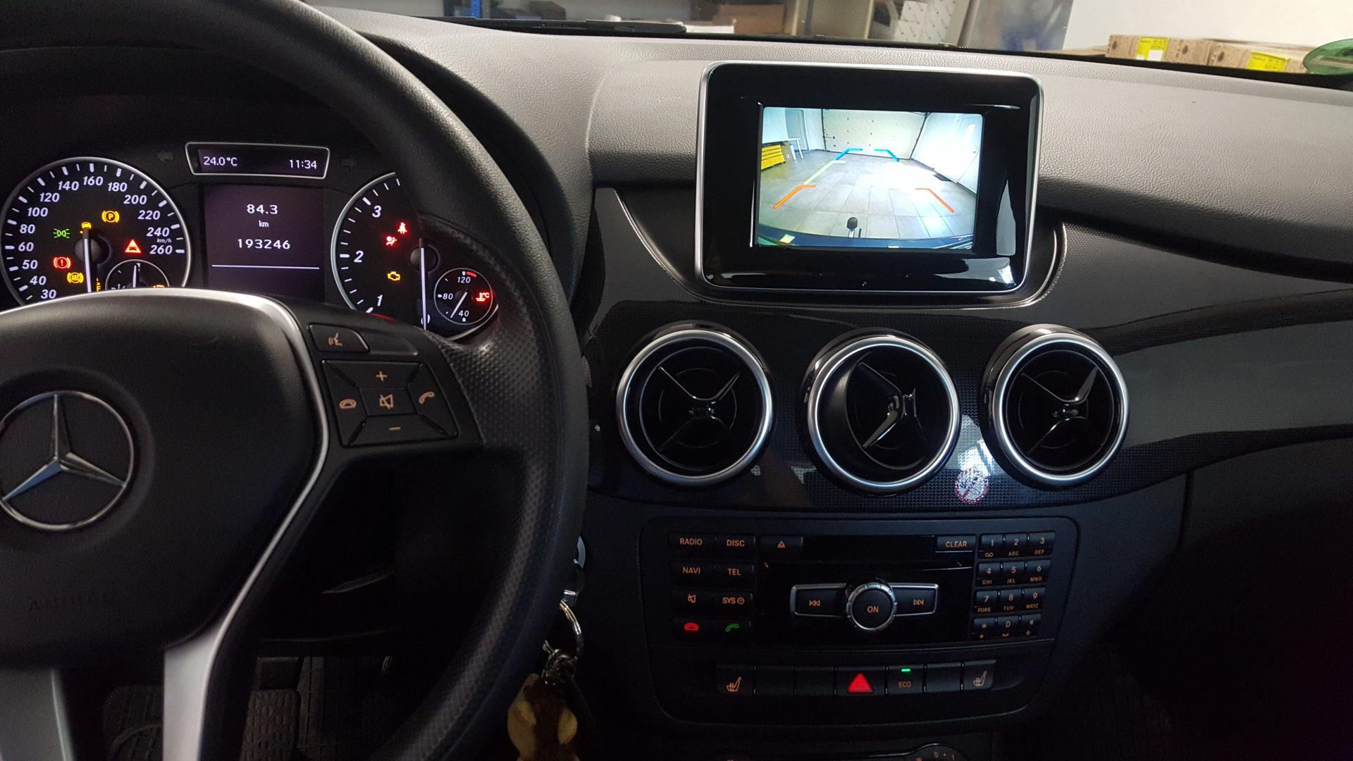 Mercedes B (W246): vzvratna kamera na tovarniškem zaslonu 4