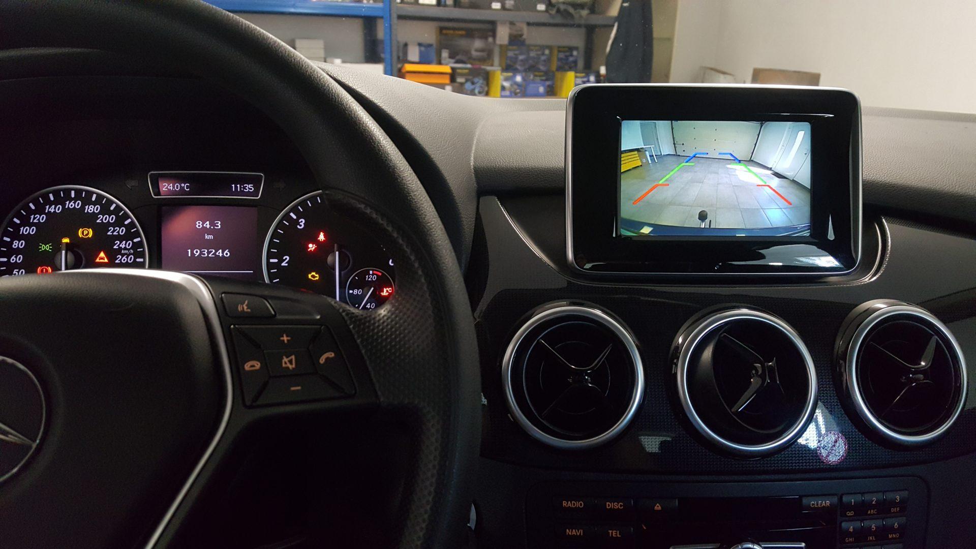 Mercedes B (W246): vzvratna kamera na tovarniškem zaslonu 5