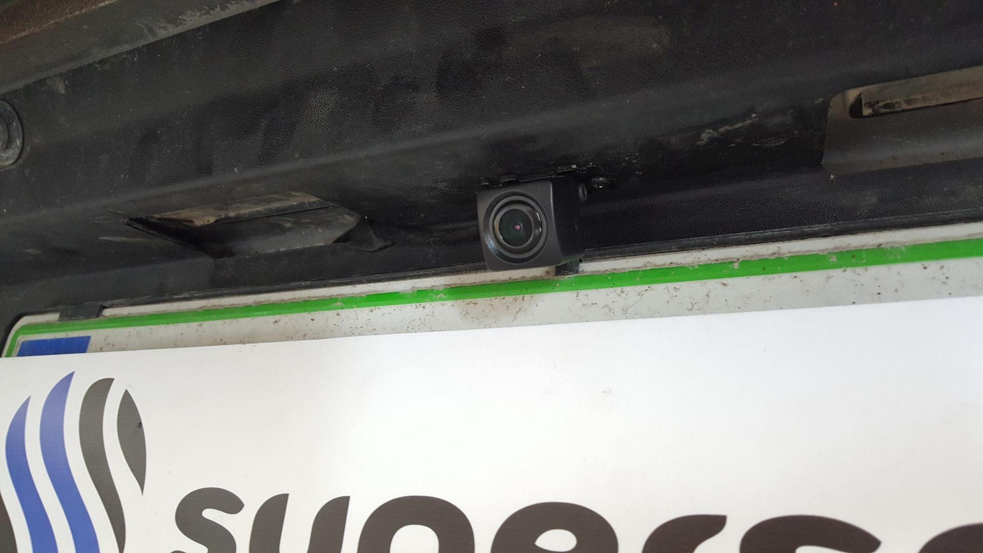 VW Amarok: kamera na LCD v ogledalu 3