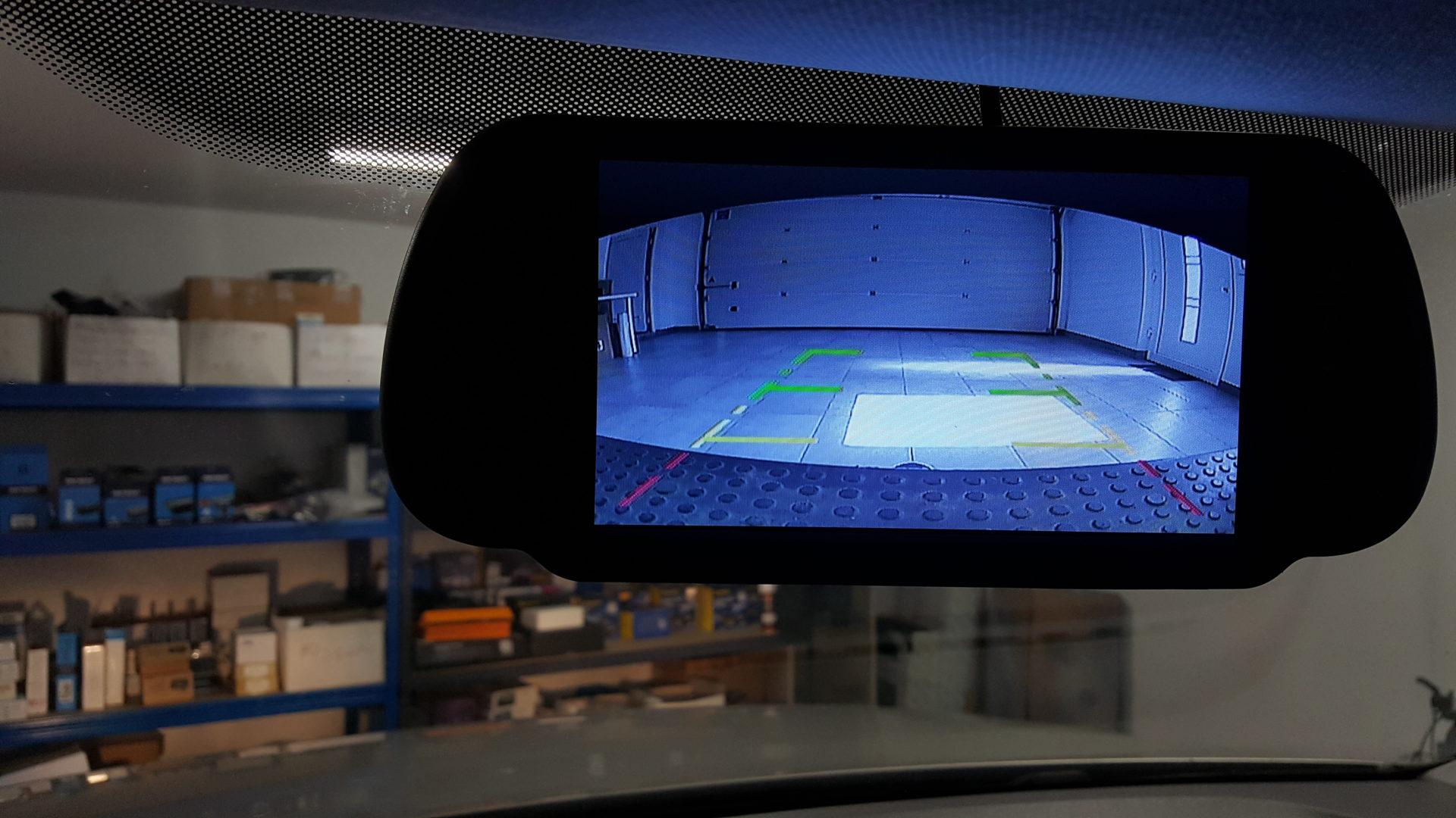 VW Amarok: kamera na LCD v ogledalu 6