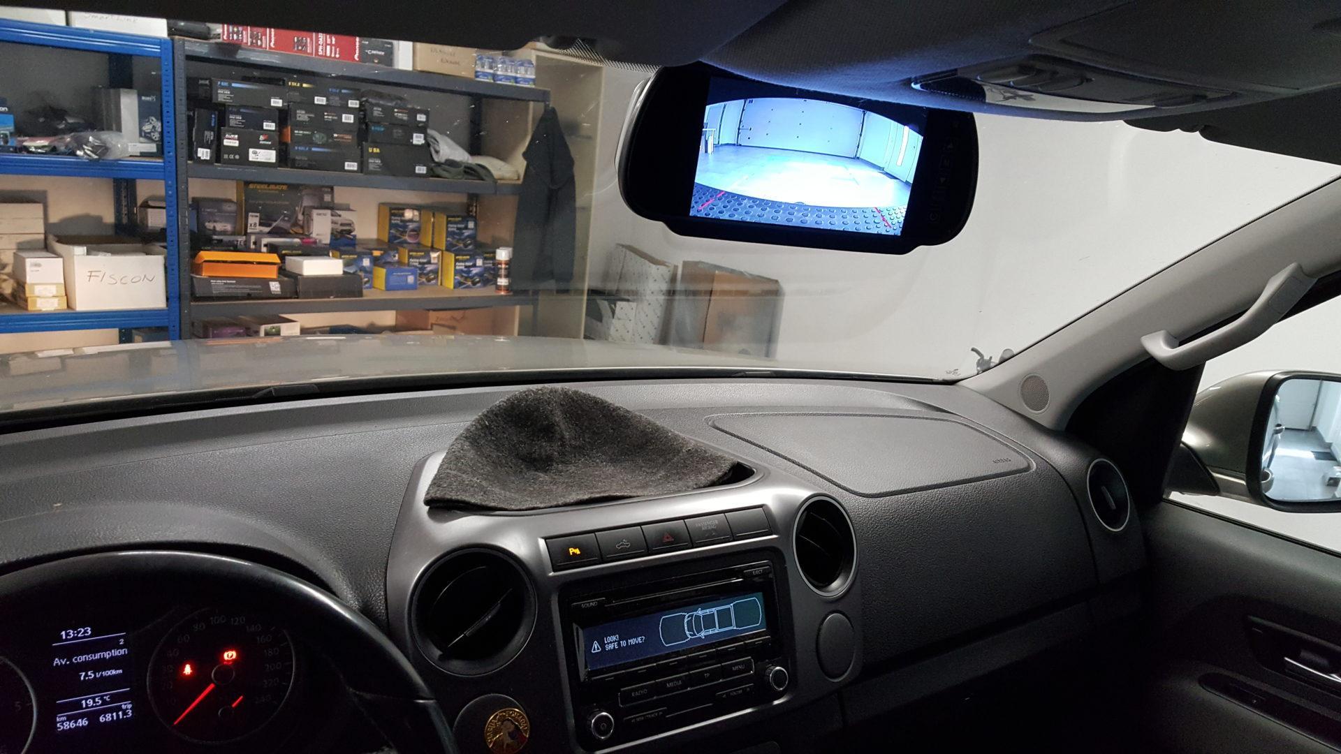 VW Amarok: kamera na LCD v ogledalu 8