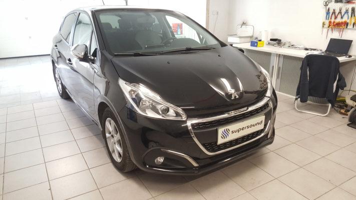 Peugeot 208: parkirni senzorji spredaj in kamera na tovarniškem zaslonu 1