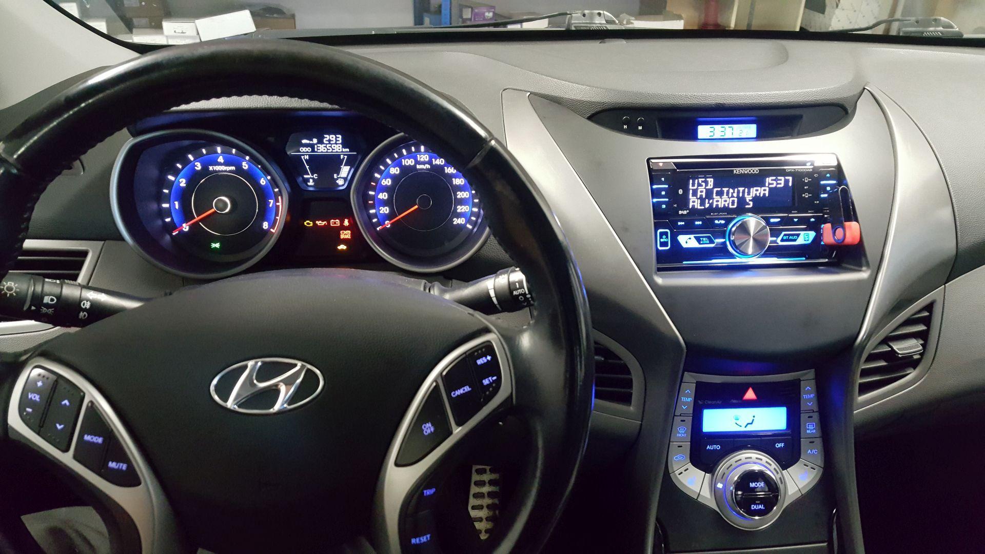 Hyundai Elantra (2012): radio in vsi zvočniki 10