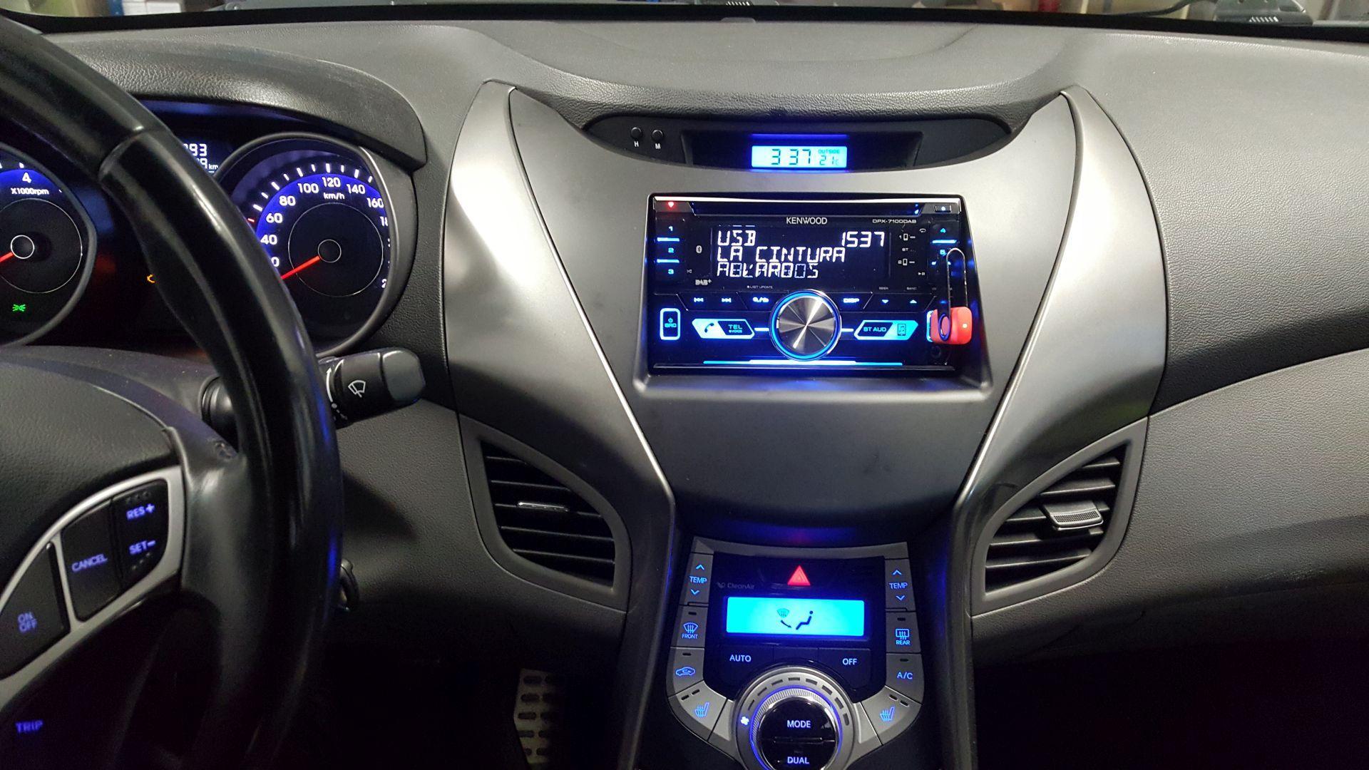Hyundai Elantra (2012): radio in vsi zvočniki 11