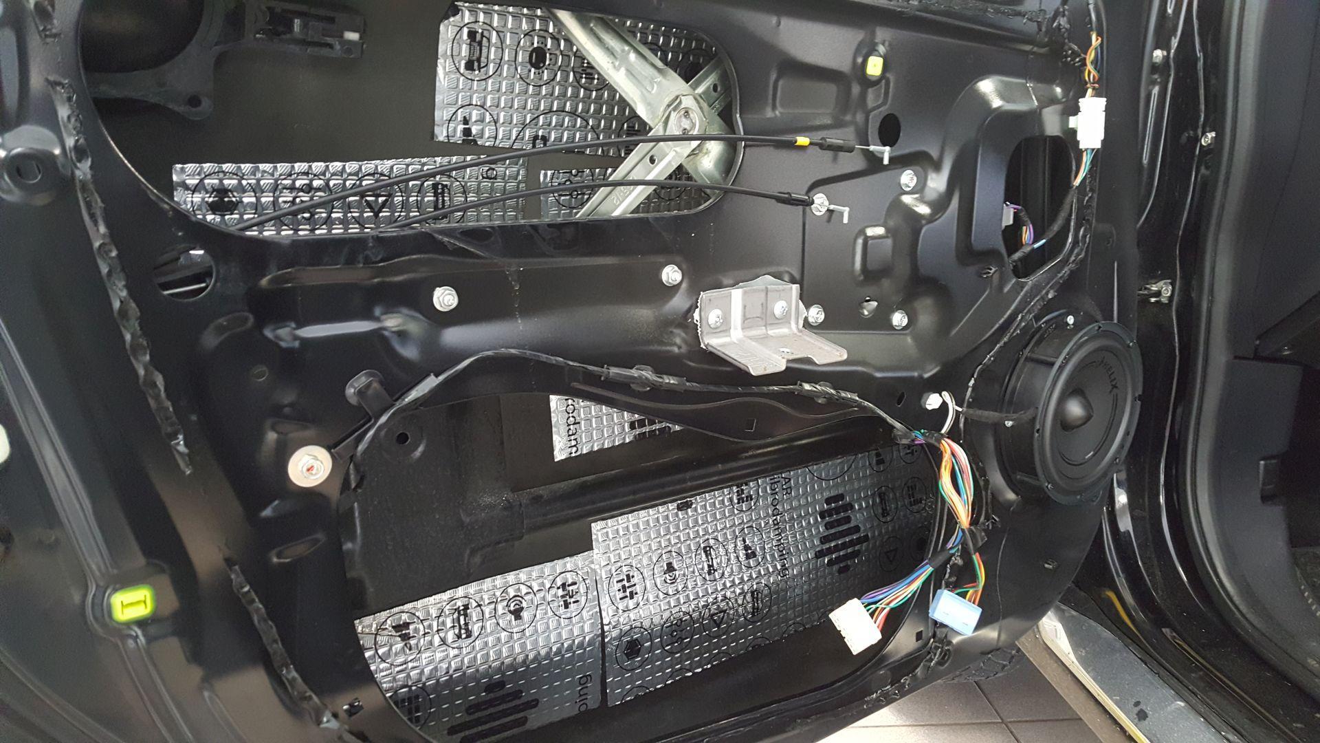 Peugeot 4007: zvočniki in aktivni nizkotonec Helix 5