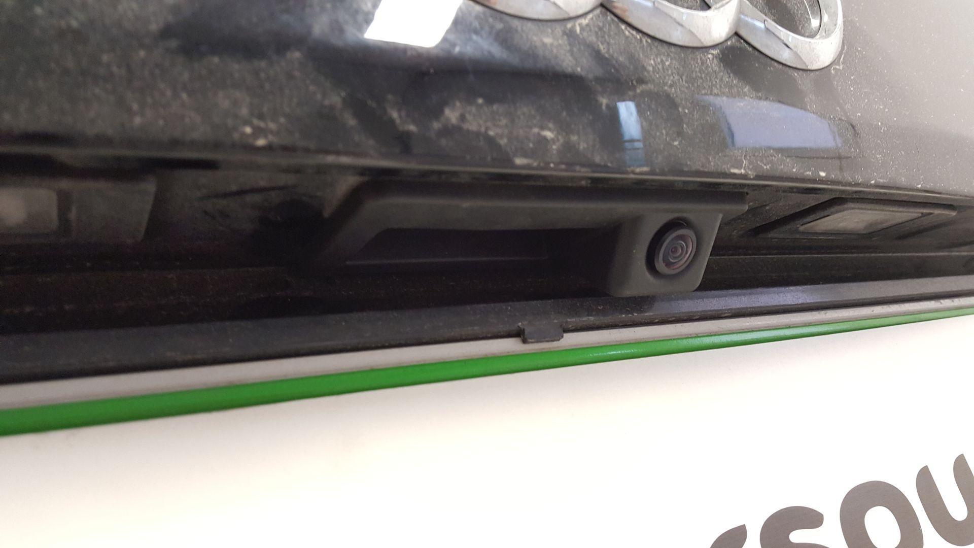 Audi A4 (B9): sprednji senzorji in kamera na OEM zaslonu 8