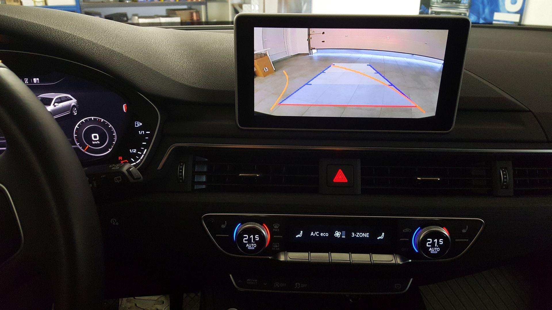 Audi A4 (B9): sprednji senzorji in kamera na OEM zaslonu 14