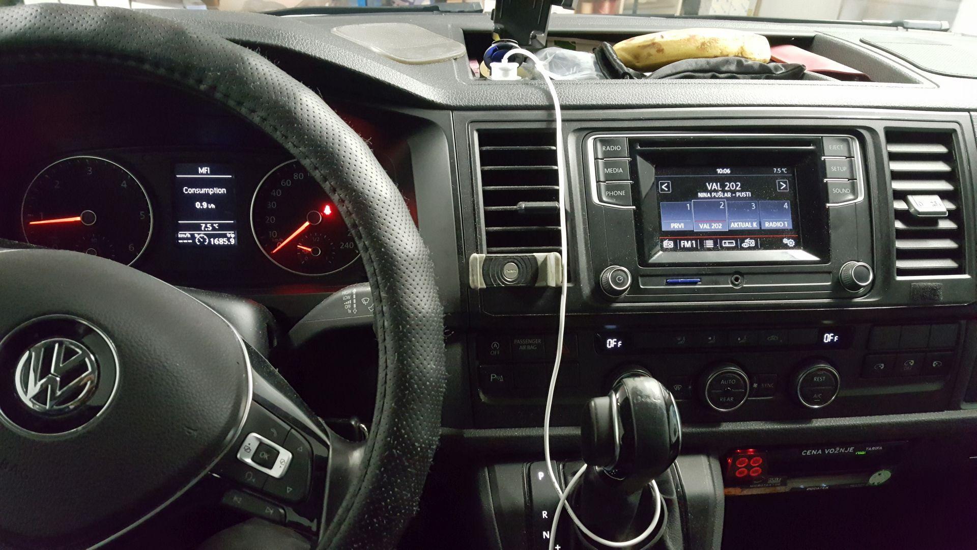VW Transporter (T6): kamera na tovarniški avtoradio 2