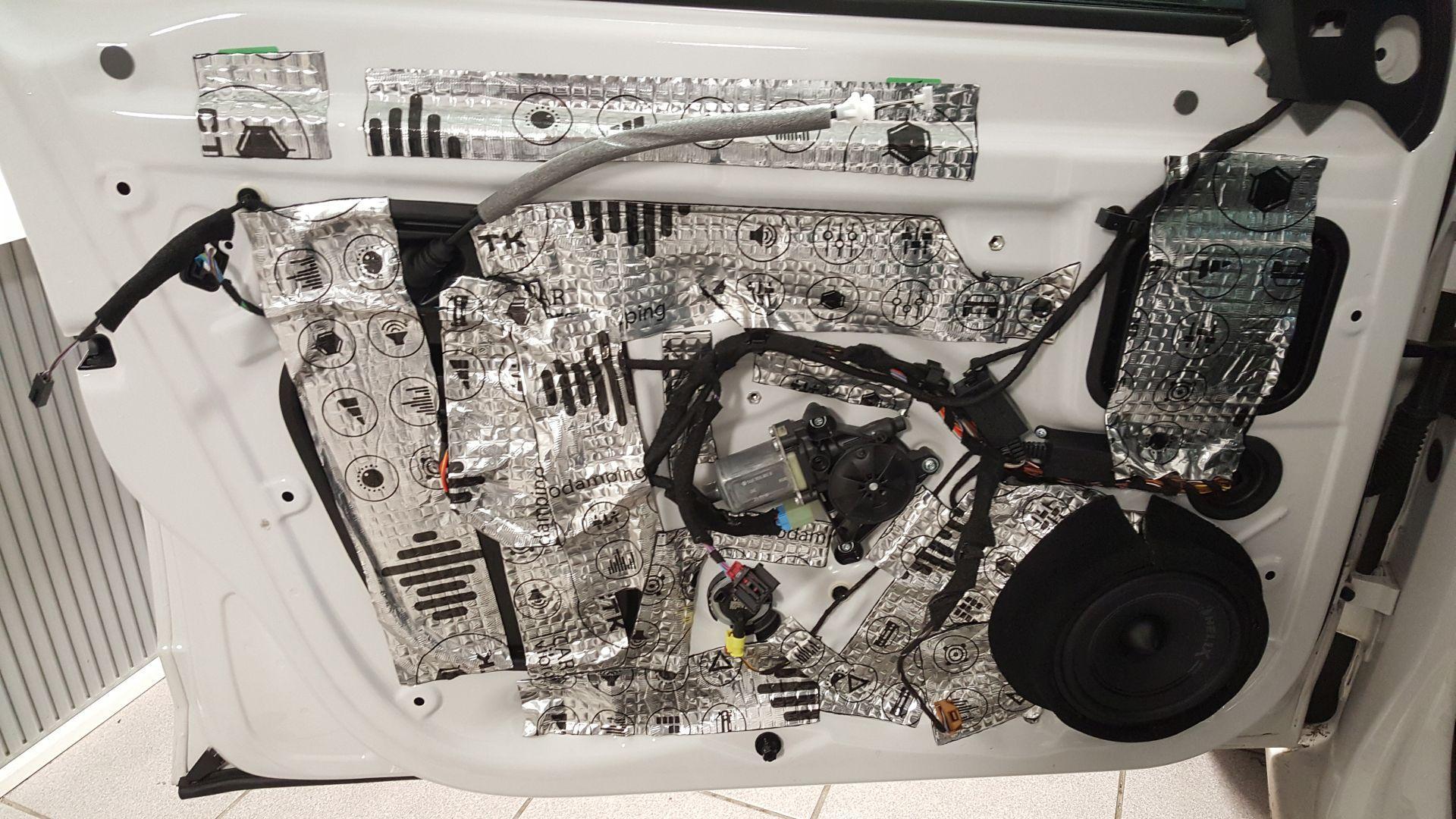 Škoda Octavia 3: sprednji zvočniki in zvočna izolacija 2