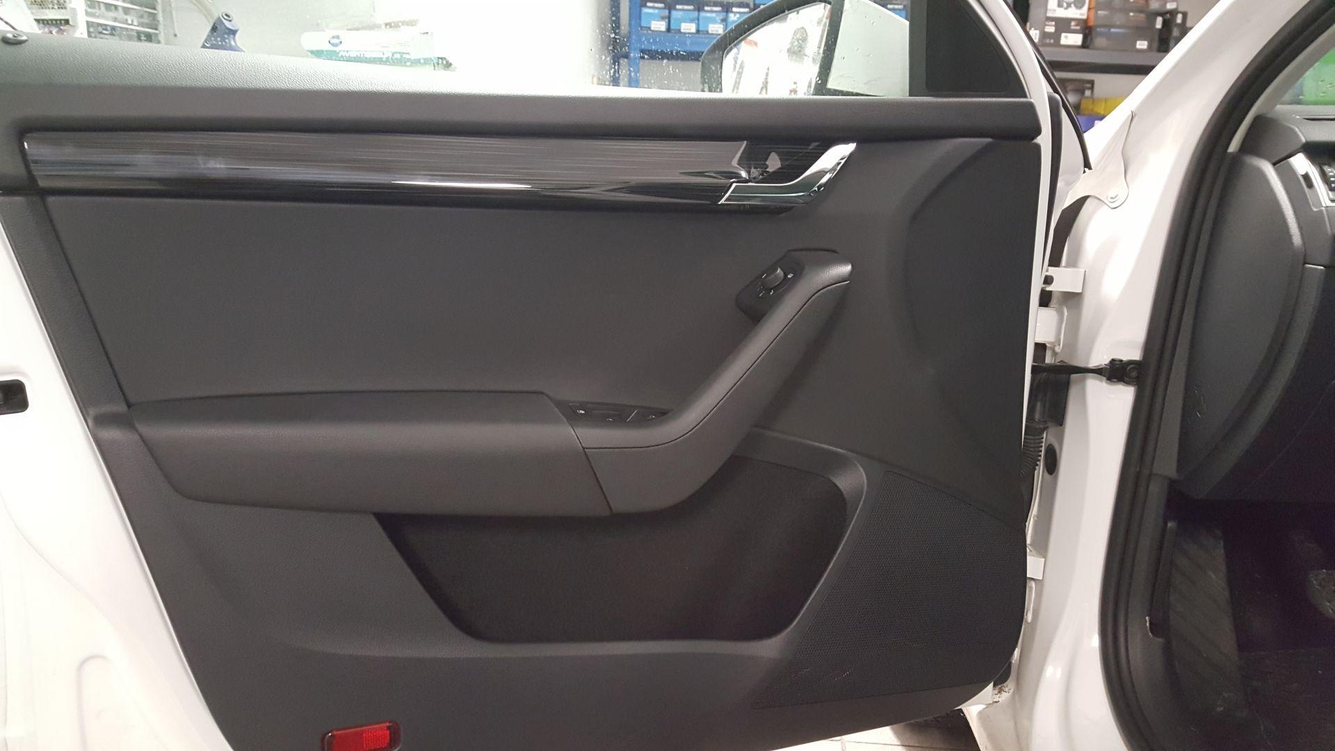 Škoda Octavia 3: sprednji zvočniki in zvočna izolacija 5