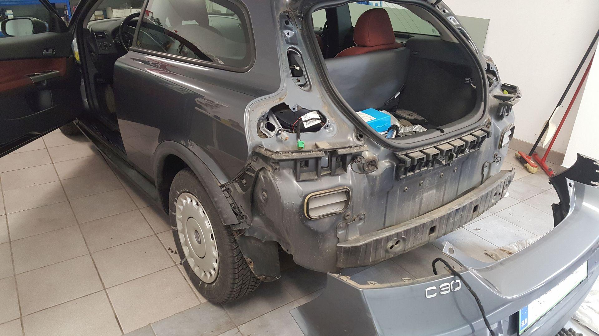 Volvo C30: zadnji parkirni senzorji z LED zaslonom 2