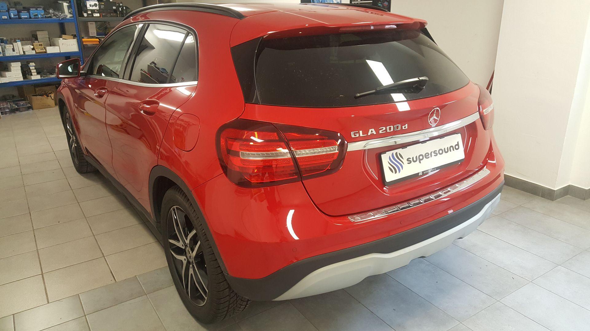 Mercedes GLA: 2x parkirni senzorji in vzvratna kamera 10