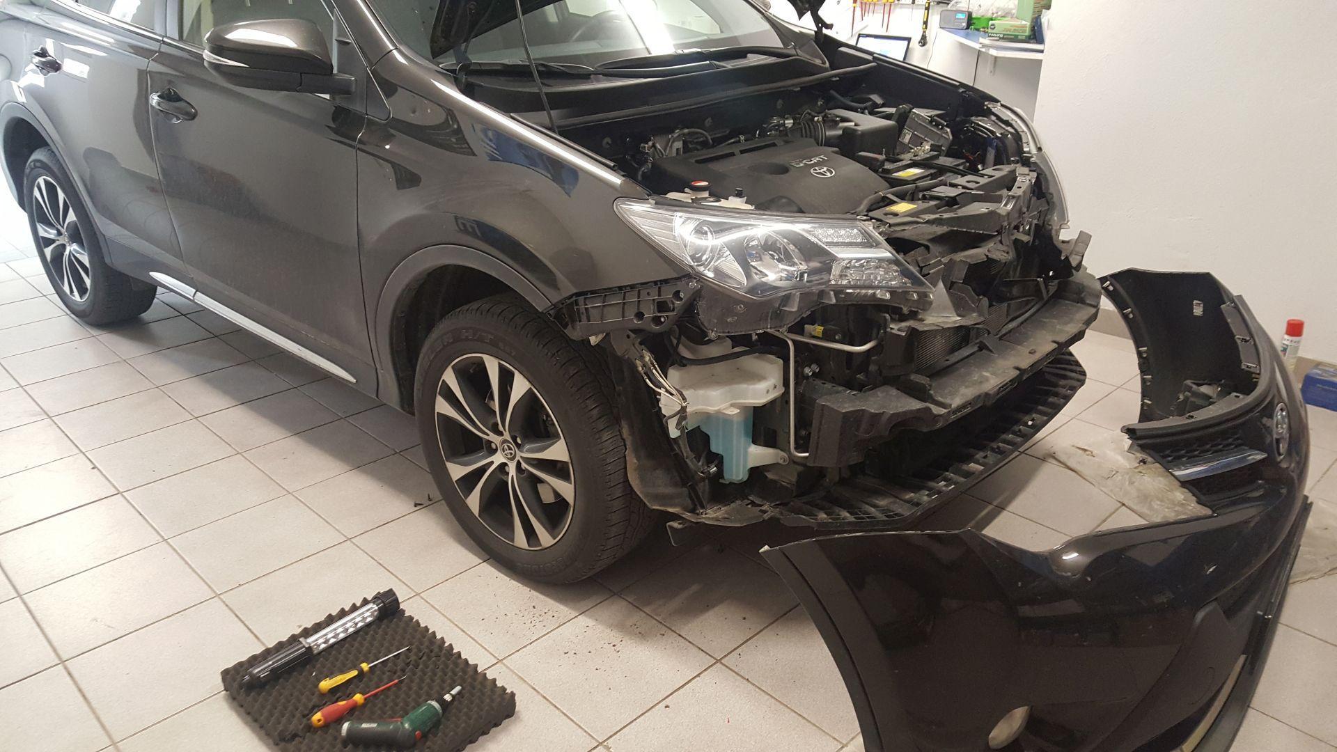 Toyota RAV4 (2015): parkirni senzorji spredaj 2