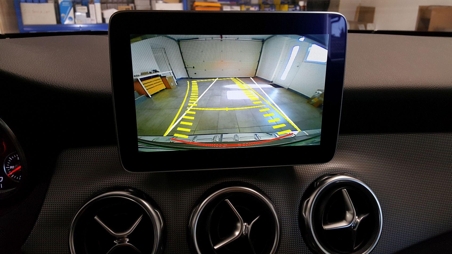 Mercedes GLA (2018): vzvratna kamera na OEM zaslonu 8