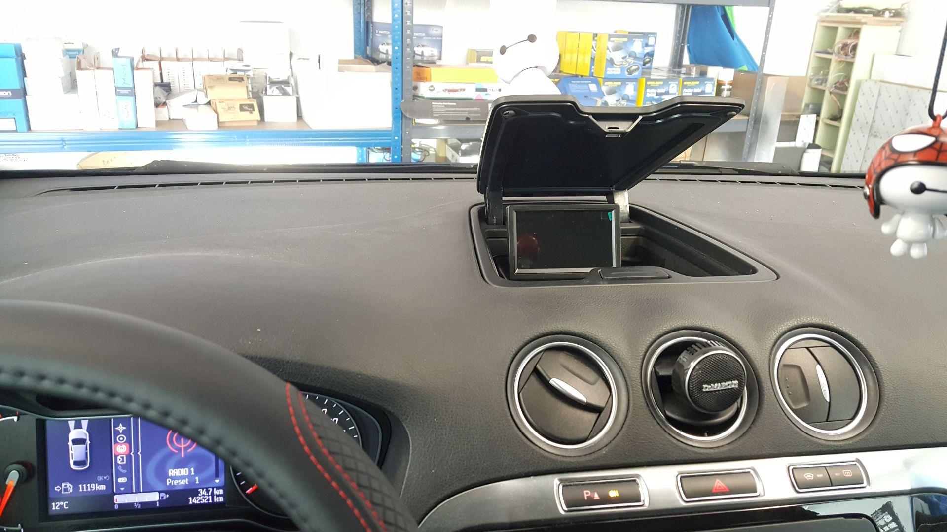 Ford S-Max: vzvratna kamera na dvižni LCD 9