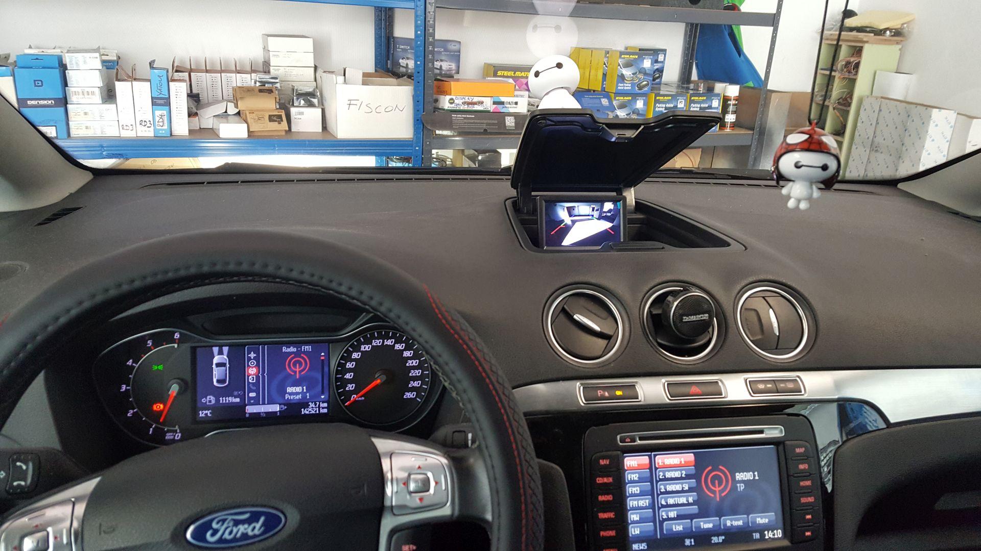 Ford S-Max: vzvratna kamera na dvižni LCD 13