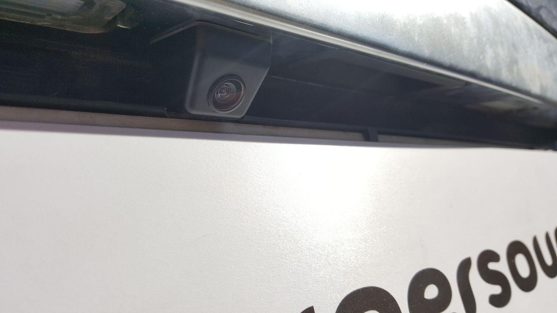 Ford S-Max: vzvratna kamera na dvižni LCD 7