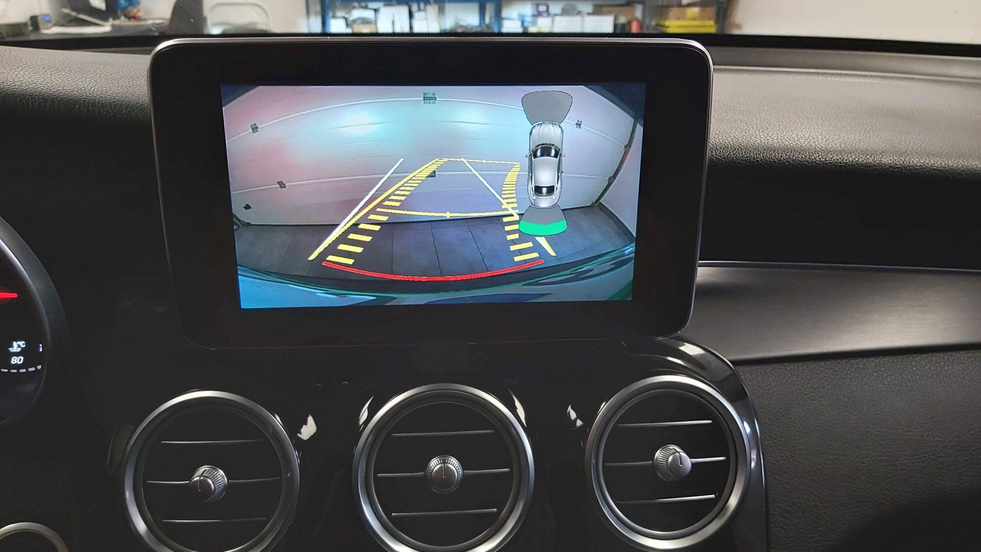 Mercedes GLC (2016): vzvratna kamera na OEM zaslonu 5