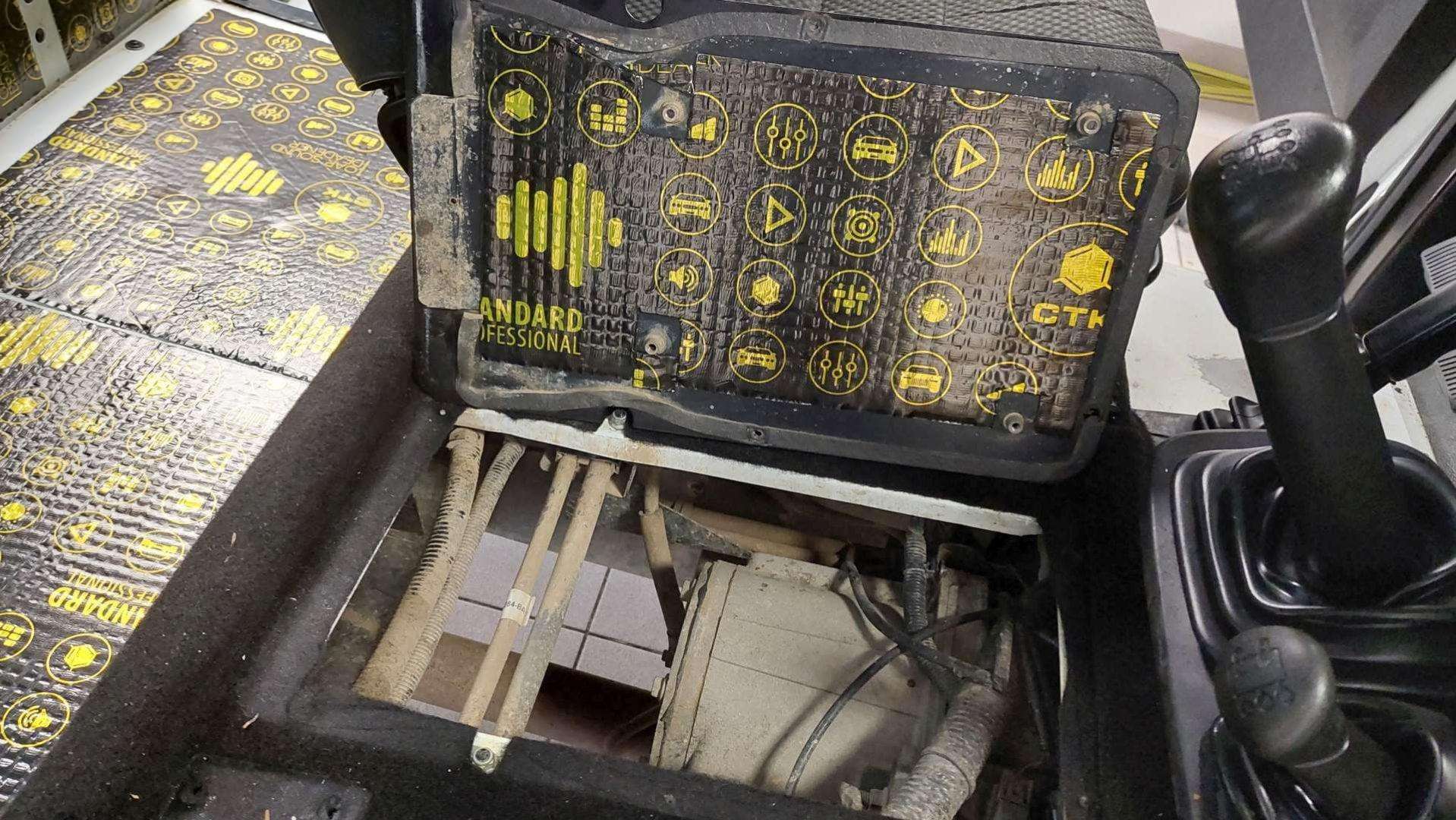 Land Rover Defender: zvočna izolacija 15