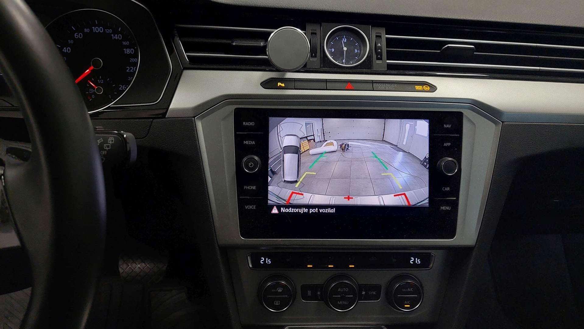 VW Passat (2019): kamera na OEM zaslonu 4