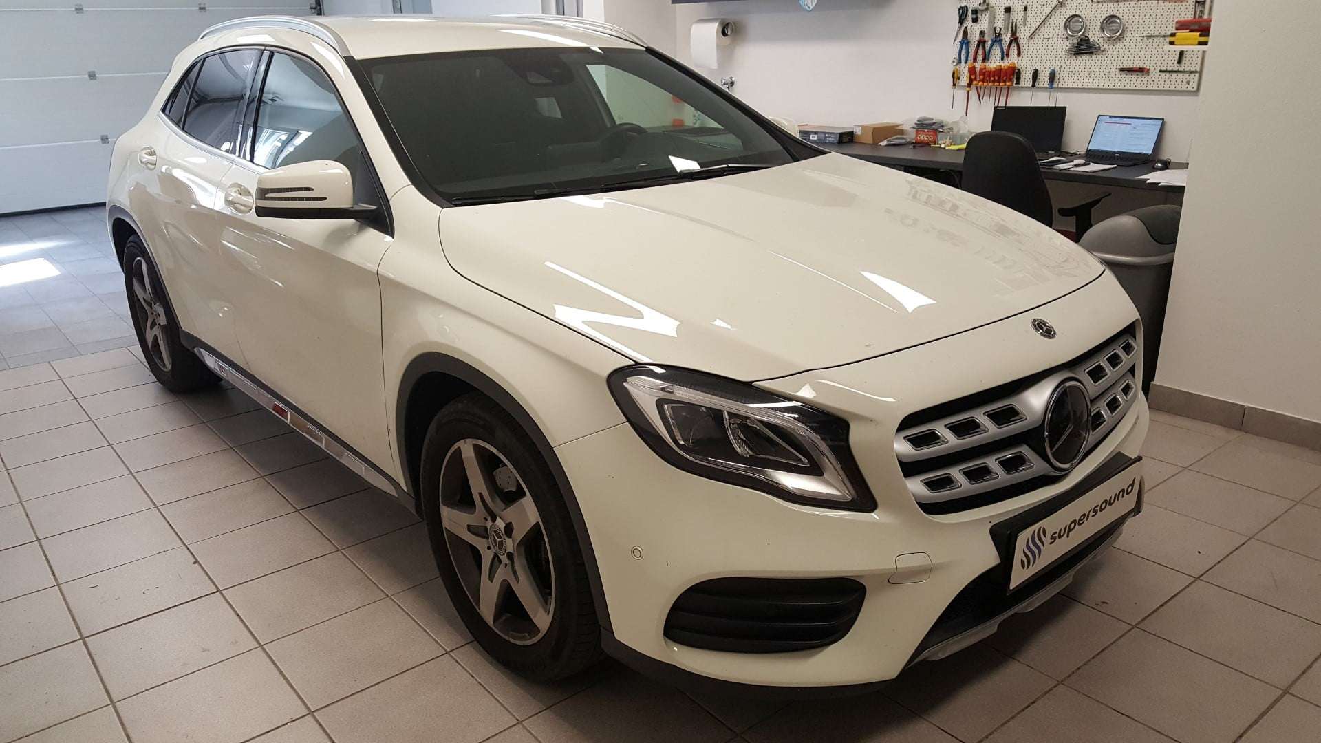 Mercedes GLA (2017) - kamera na tovarniško vgrajenem LCD zaslonu 1