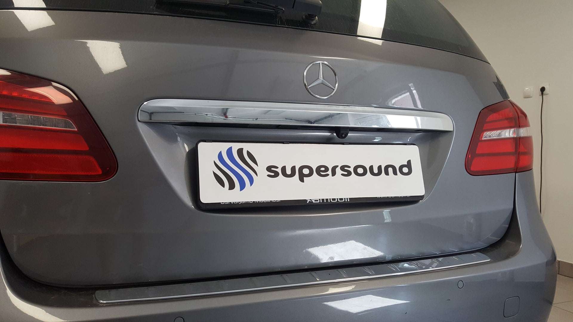 Mercedes B (2016) - kamera na original avtoradio 2