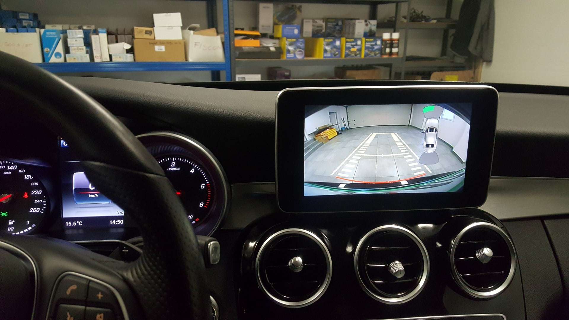 Mercedes C (2016) - kamera zadaj in spredaj na tovarniško vgrajenem LCD zaslonu 7