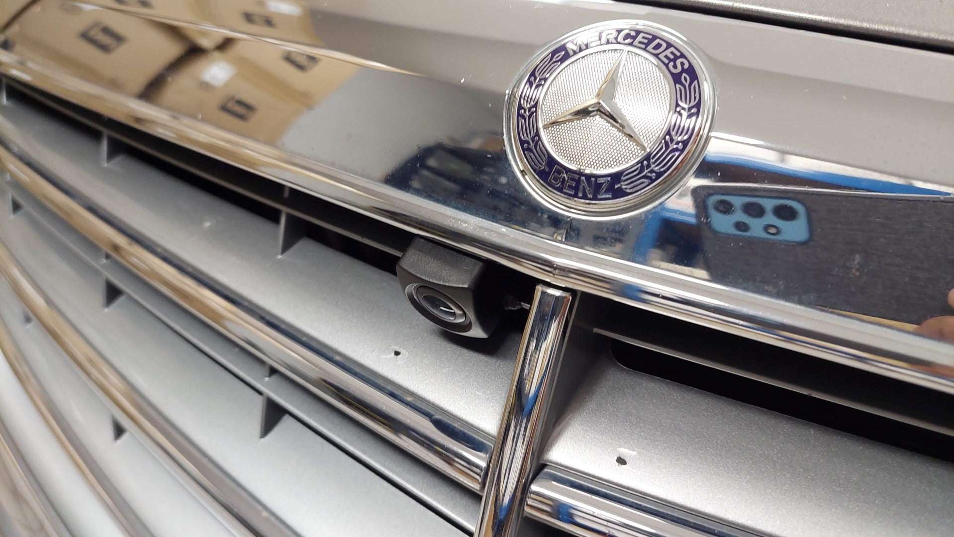 Mercedes E (W212, 2014) - kamera spredaj in zadaj na tovarniško vgrajenem LCD zaslonu 3