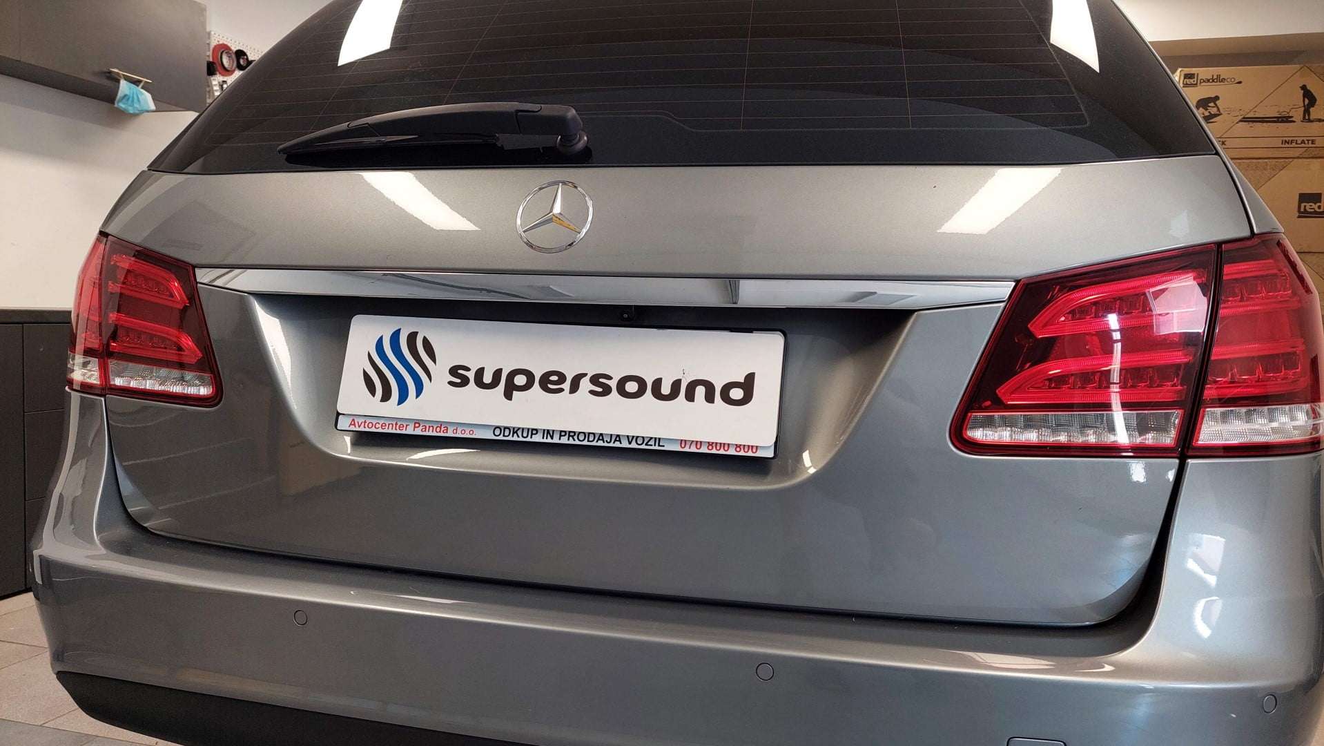 Mercedes E (W212, 2014) - kamera spredaj in zadaj na tovarniško vgrajenem LCD zaslonu 4